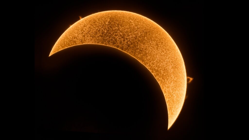 What will happen during the partial solar eclipse of March 2025?