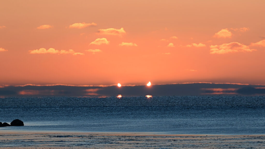 Rare 'double sunrise' captured in Canada by intrepid solar eclipse chasers (photos)
