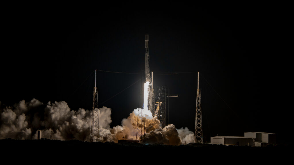 SpaceX Falcon 9 rocket launches 28 Starlink satellites, aces droneship booster landing (photos)