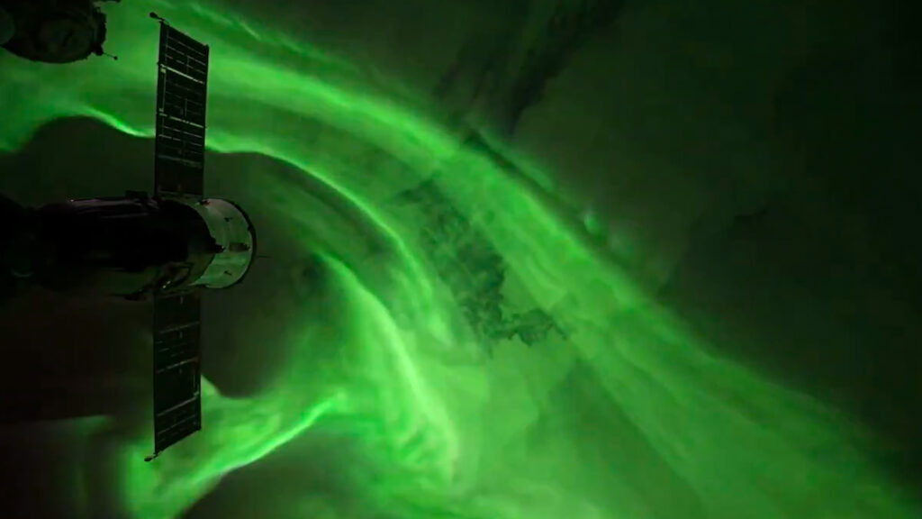 See gorgeous green auroras dance over Earth in dazzling ISS astronaut video