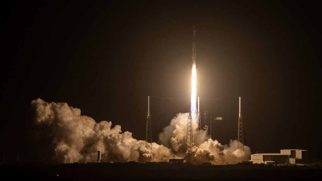 SpaceX Falcon 9 rocket launches 28 Starlink satellites to orbit from  Florida (photos)
