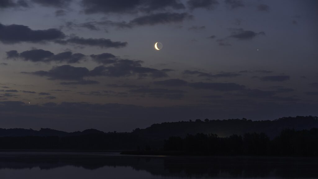 Venus, Saturn and the moon dazzle at dawn in 'romantic' photo from Chew Valley Lake (photo)