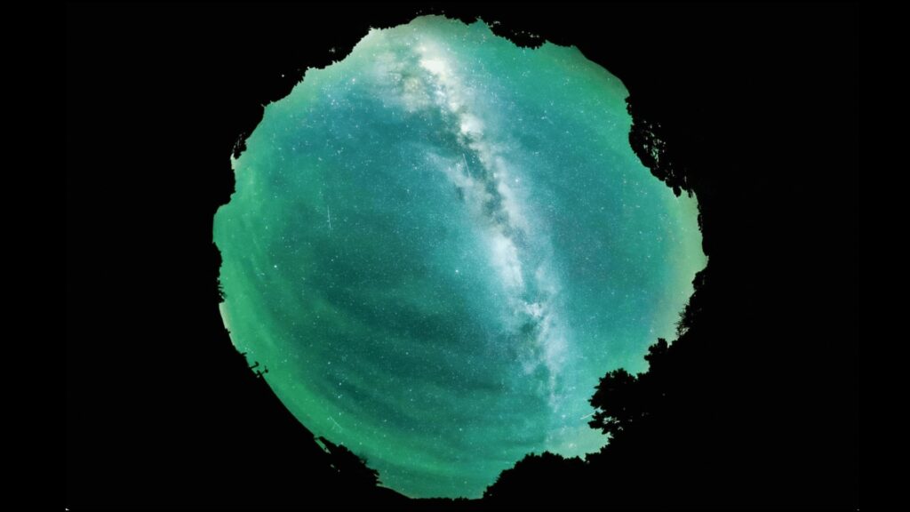 Photographer captures ghostly ripples over Colorado night sky. 'It is rare to see it directly overhead and moving like that' (photo)