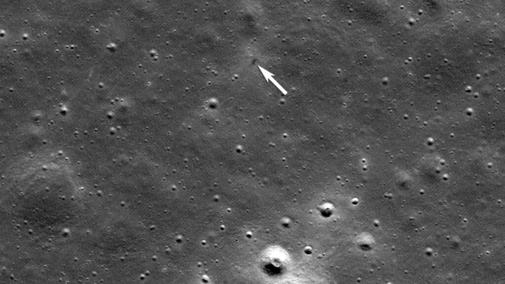 NASA moon orbiter spies grave of crashed Japanese lunar lander (image)
