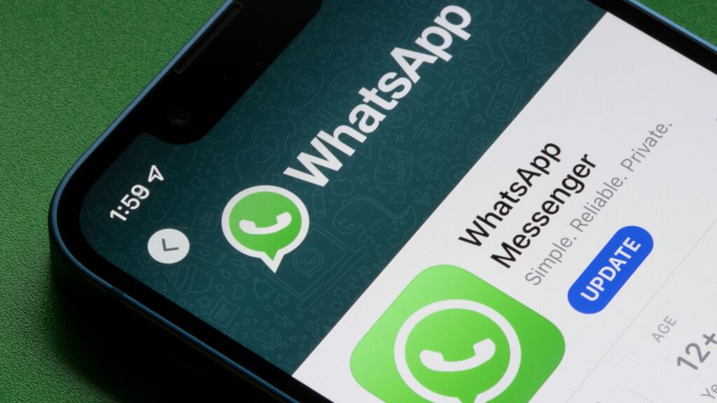 "Your messages may not stay as private as you think" – Privacy experts slam WhatsApp ads