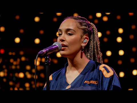 Jorja Smith – With You (Live on KEXP)