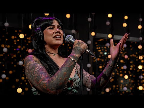 Adrian Quesada – Hoy Que Llueve (Live on KEXP)