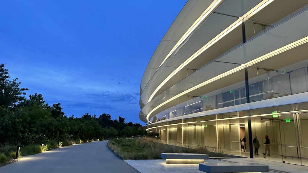 Apple warns some employees not to leave the U.S. amid return delays